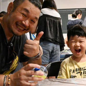 ワークショップを訪問した電脳音楽塾講師のOjjy(左）も息子さんと笑顔を見せる