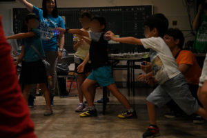 ピカピカ音楽会で一生懸命踊る参加者の子どもたち